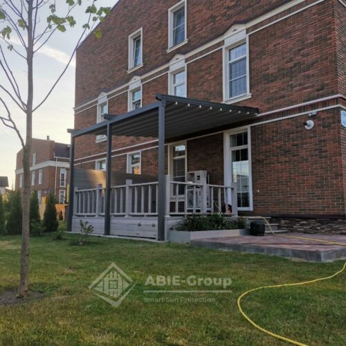 Фотографии выполненных работ компании «ABIE-GROUP» пристенной тентовой перголы. коттеджный посёлок Кембридж, деревня Красный Посёлок, городской округ Истра, Московская область.